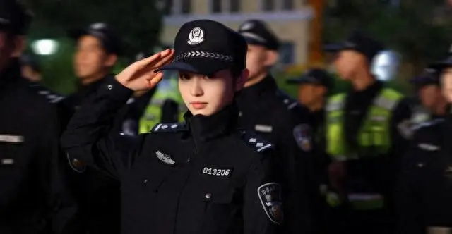 田曦薇出演刑侦剧《冰棱》饰演警察李茜完成高强度警务训练 现场图 田曦薇出演刑侦剧《冰棱》饰演警察李茜完成高强度警务训练 现场图