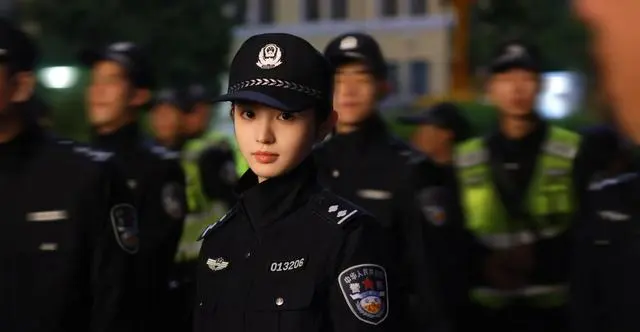 田曦薇出演刑侦剧《冰棱》饰演警察李茜完成高强度警务训练 相关图片 田曦薇出演刑侦剧《冰棱》饰演警察李茜完成高强度警务训练 相关图片