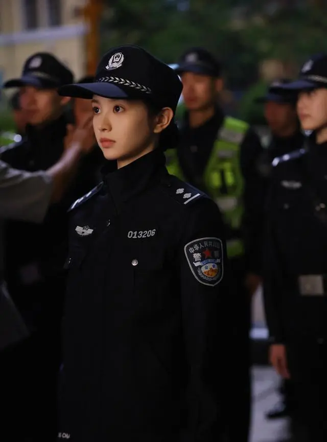 田曦薇出演刑侦剧《冰棱》饰演警察李茜完成高强度警务训练 细节速览 田曦薇出演刑侦剧《冰棱》饰演警察李茜完成高强度警务训练 细节速览